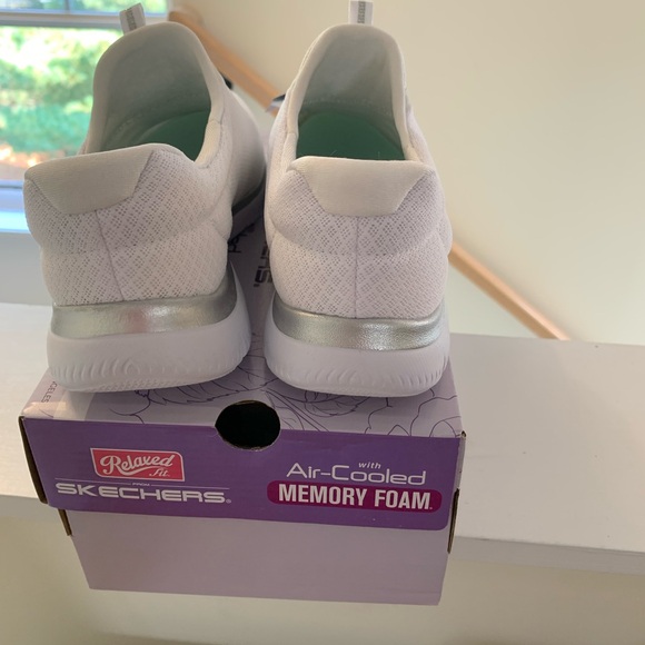 Skechers, gym shoes. - Picture 3 of 6